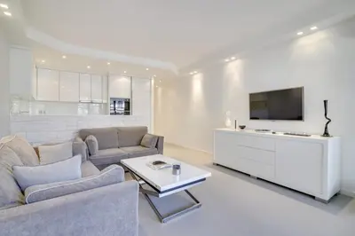 Télévision ou salle de divertissement dans l'établissement Appartement calme et confortable -terrasse- Cannes
