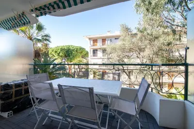 Balcon ou terrasse dans l'établissement Appartement calme et confortable -terrasse- Cannes