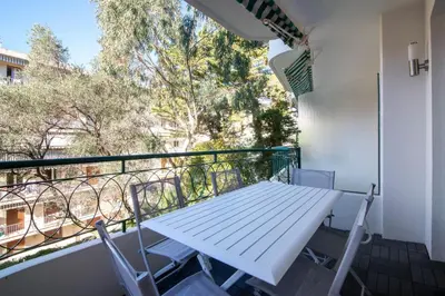 Balcon ou terrasse dans l'établissement Appartement calme et confortable -terrasse- Cannes