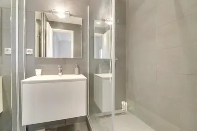 Salle de bains dans l'établissement Appartement calme et confortable -terrasse- Cannes