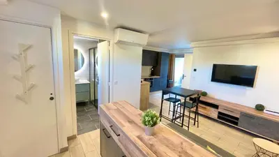 Télévision ou salle de divertissement dans l'établissement T2 moderne avec piscine, tennis et garage