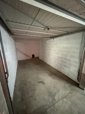 Plan de l'établissement T2 moderne avec piscine, tennis et garage