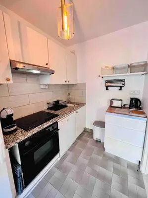 Cuisine ou kitchenette dans l'établissement L'Eden : Apt 4 Prs, clim, parking,300 m des plages