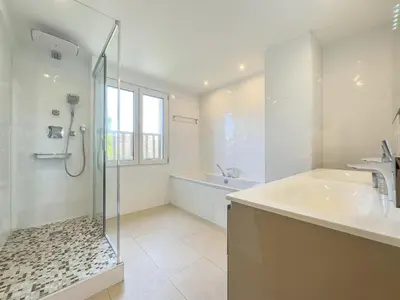 Salle de bains dans l'établissement Le Maubourg by Winsome Destination