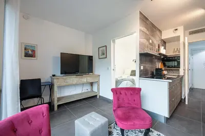 Cuisine ou kitchenette dans l'établissement New listing - 1 Bed Apt,Air-Con,Beach access,Sea