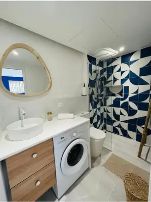 Salle de bains dans l'établissement Riviera 1 ou Riviera 2 ou réservez les 2 Front de Mer Cagnes sur Mer Promenade de la plage