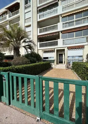 Balcon ou terrasse dans l'établissement Riviera 1 ou Riviera 2 ou réservez les 2 Front de Mer Cagnes sur Mer Promenade de la plage