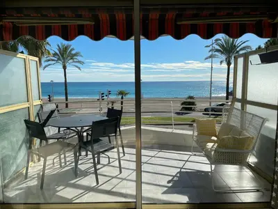 Vue générale sur la mer ou vue sur la mer prise depuis l'appartement