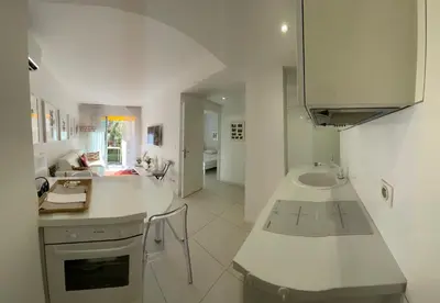 Cuisine ou kitchenette dans l'établissement Renovated Cannes Centre Banane balcon
