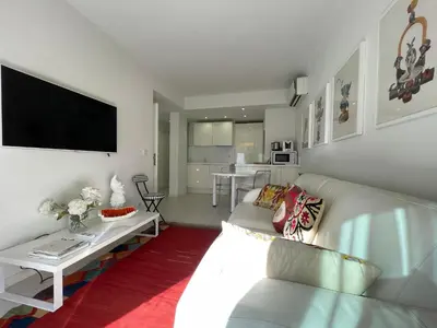 Cuisine ou kitchenette dans l'établissement Renovated Cannes Centre Banane balcon