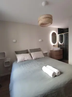 Un ou plusieurs lits dans un hébergement de l'établissement Heart of Antibes 3 BBedroom Queen beds AC Parking