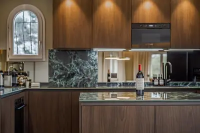 Cuisine ou kitchenette dans l'établissement Villa sur le toit, duplex, 5 pièces 160m2, piscine