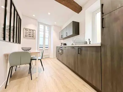 Cuisine ou kitchenette dans l'établissement Le James Close: Apt 4 Prs standing - Vieille Ville