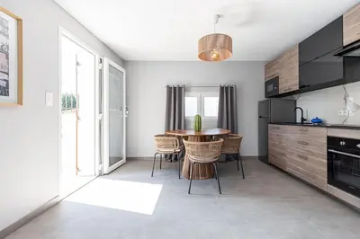 Cuisine ou kitchenette dans l'établissement Maisonnette à 400m de la Plage