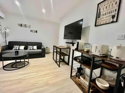 Télévision ou salle de divertissement dans l'établissement Magnifique appartement -2min gare 5min plage