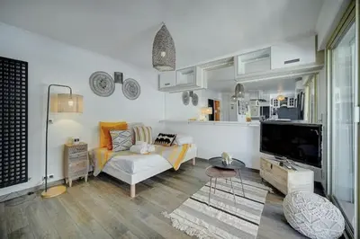 Télévision ou salle de divertissement dans l'établissement Beautiful 28m2 studio with balcony