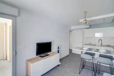 Cuisine ou kitchenette dans l'établissement Le galet, appartement de standing, hyper centre, parking privé, à 100 m de la mer