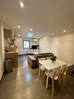 Cuisine ou kitchenette dans l'établissement SUPERBE 2P MEZZANINE AU COEUR DU VIEIL ANTIBES