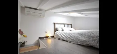 Un ou plusieurs lits dans un hébergement de l'établissement SUPERBE 2P MEZZANINE AU COEUR DU VIEIL ANTIBES