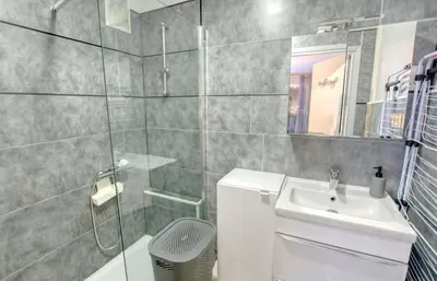 Salle de bains dans l'établissement Studio Antibes Centre ville - Parking WIFI Climatisation - LIMESTAY