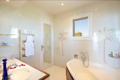 Salle de bains dans l'établissement LE CASTEL ROSE Super Cannes, face aux Îles de Lérins