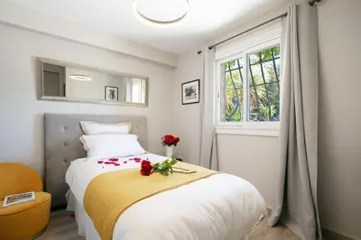 Un ou plusieurs lits dans un hébergement de l'établissement LE CASTEL ROSE Super Cannes, face aux Îles de Lérins