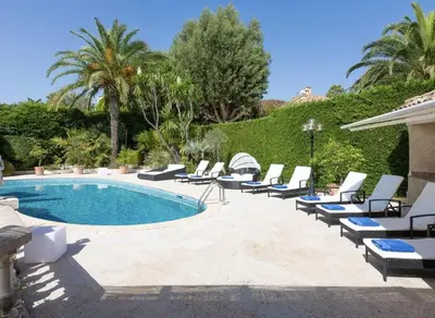 Piscine de l'établissement LE CASTEL ROSE Super Cannes, face aux Îles de Lérins ou située à proximité