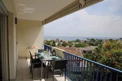 Balcon ou terrasse dans l'établissement Spacious apartment with balcony and sea view