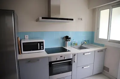 Cuisine ou kitchenette dans l'établissement Spacious apartment with balcony and sea view