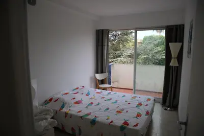 Un ou plusieurs lits dans un hébergement de l'établissement Spacious apartment with balcony and sea view