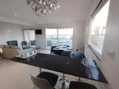 Coin salon dans l'établissement Cannes Vue mer T2 61m²+ parking