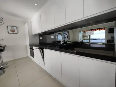 Cuisine ou kitchenette dans l'établissement Cannes Vue mer T2 61m²+ parking