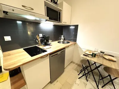 Cuisine ou kitchenette dans l'établissement Cannes city center cozy studio 100 m from beach AC Wifi all within walking distance