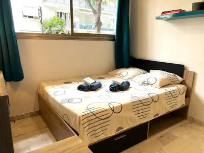 Un ou plusieurs lits dans un hébergement de l'établissement Cannes city center cozy studio 100 m from beach AC Wifi all within walking distance