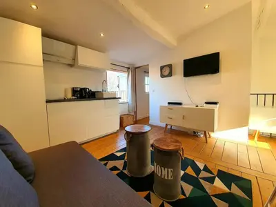 Cuisine ou kitchenette dans l'établissement Freshly tastefully renovated apartments in heart of old Antibes
