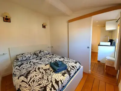 Un ou plusieurs lits dans un hébergement de l'établissement Freshly tastefully renovated apartments in heart of old Antibes
