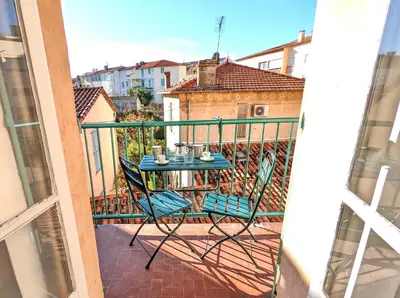 Balcon ou terrasse dans l'établissement La maison du douanier. Un balcon au soleil