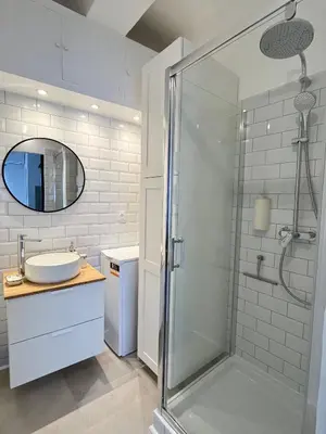 Salle de bains dans l'établissement La maison du douanier. Un balcon au soleil