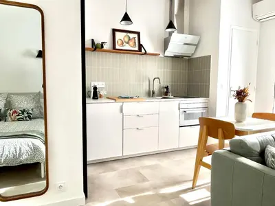 Cuisine ou kitchenette dans l'établissement La maison du douanier. Un balcon au soleil