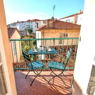 La maison du douanier. Un balcon au soleil