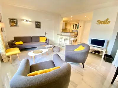 Coin salon dans l'établissement La Rotonde SCLS - Climatisation, Wifi, 2 chambres