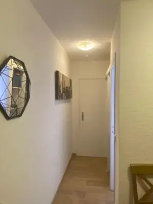 Télévision ou salle de divertissement dans l'établissement Logement en résidence vacances classe 2 étoiles au bord de mer 4 couchages avec cabine lit superposé et au salon un canapé convertible et piscine à 300 m des transports communs,gare ferroviaire,commerces et plages