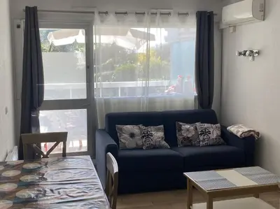 Coin salon dans l'établissement Logement en résidence vacances classe 2 étoiles au bord de mer 4 couchages avec cabine lit superposé et au salon un canapé convertible et piscine à 300 m des transports communs,gare ferroviaire,commerces et plages