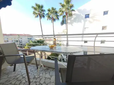 Balcon ou terrasse dans l'établissement Cannes Pointe Croisette T2 plage 2min à pieds 46m2