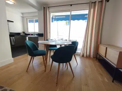 Coin salon dans l'établissement Cannes Pointe Croisette T2 plage 2min à pieds 46m2