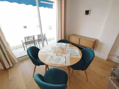Coin salon dans l'établissement Cannes Pointe Croisette T2 plage 2min à pieds 46m2