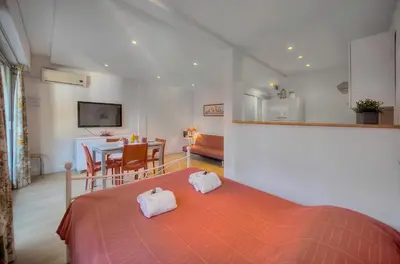 Un ou plusieurs lits dans un hébergement de l'établissement Confortable Studio BALCON, Rouaze- CARLON MARTINEZ A0B123