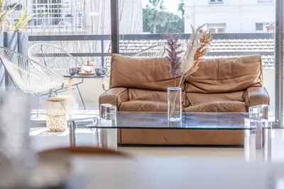 Coin salon dans l'établissement LB Vacation Rentals I A short Stroll to Palais, Beach, Terrace & Seaview