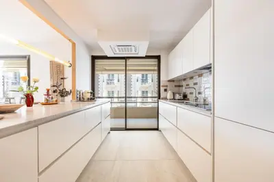 Cuisine ou kitchenette dans l'établissement LB Vacation Rentals I A short Stroll to Palais, Beach, Terrace & Seaview