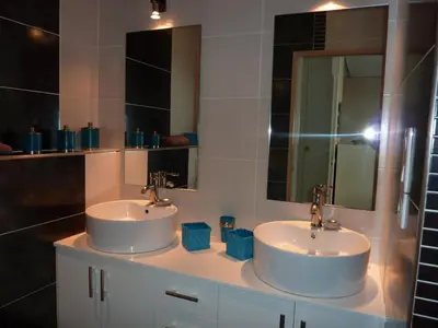 Salle de bains dans l'établissement Beau studio vu mer juan les pins